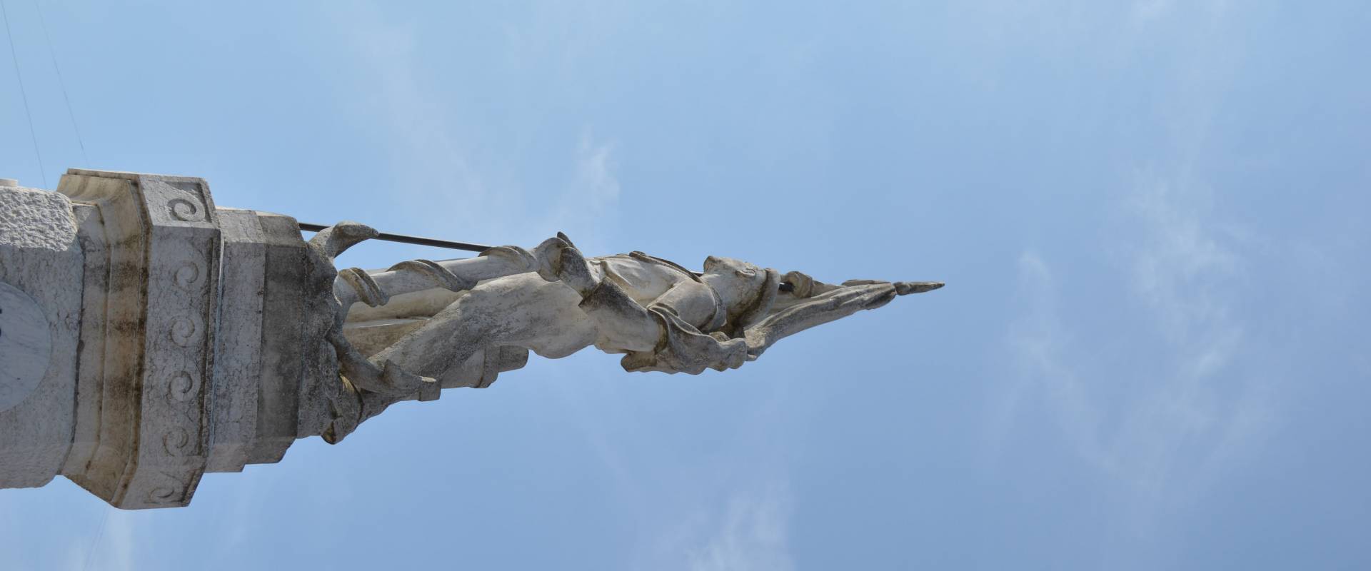 Monumento ai Caduti - Goro - Verso il cielo foto di Smillallims